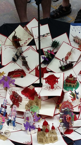 Les fameuses cartes Kirigami Pop Up 3D du Vietnam dans un parapluie, Hanoï.  Hanoi Vietnam