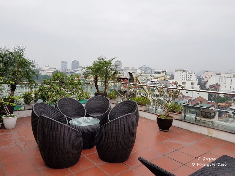 Un petit coin d'intimité au dessus du brouhaha de la ville, terrasse du May De Ville Old Quarter Hotel, Hanoi. Hanoi Vietnam