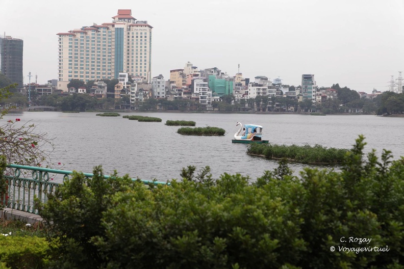 Un pédalo cygne sur le Lac de l'ouest, Tay Ho, Hanoï. Hanoi Vietnam