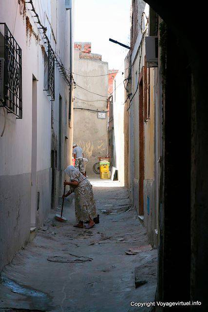 Bizerte, balayage dans une ruelle - Tunisie