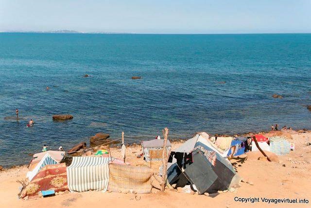 Cap Bon, Korbous, vacances en habitat précaire au bord de la mer - Tunisie