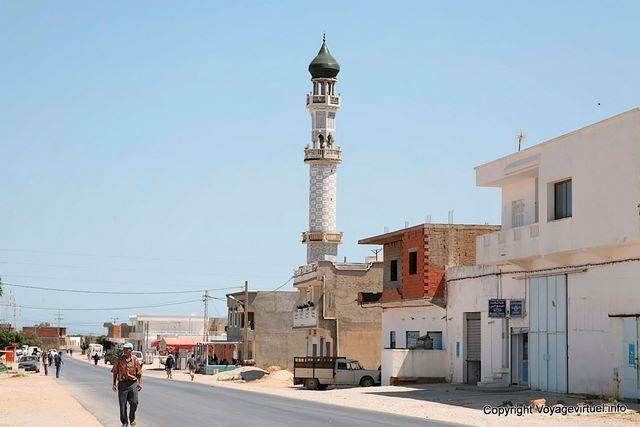 Cap Bon, Sidi Daoud, vue sur le minaret à bulbe de la mosquée - Tunisie