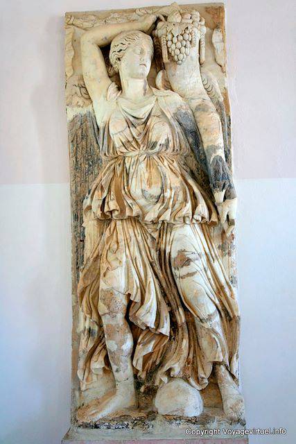 Musée national de Carthage, bas-relief d'une femme portant une corne d’abondance - Tunisie