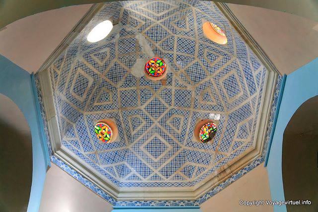 Carthage, cathédrale Saint Louis, arabesques d'un dôme bleu - Tunisie