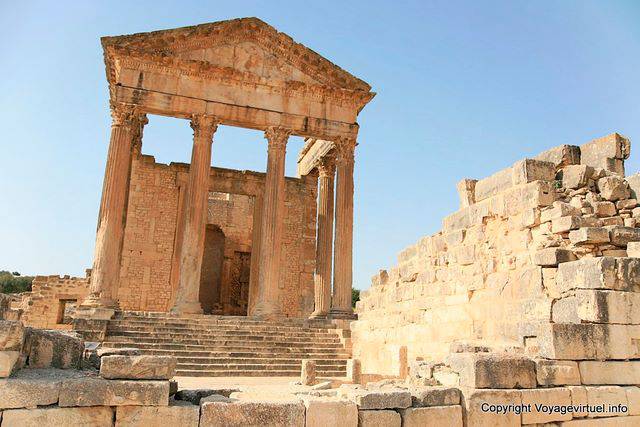 Dougga, le Capitole, temple romain du IIe siècle dédié à Jupiter, Junon et Minerve - Tunisie