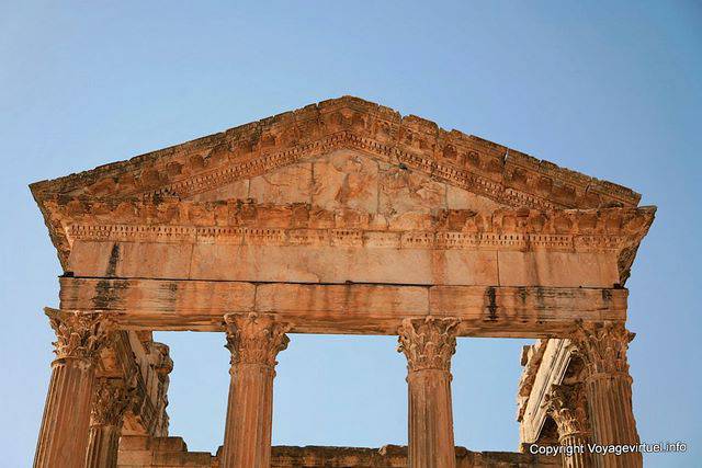 Dougga, la Capitole, fronton représentant l'apothéose d'Antonin le Pieux enlevé par un aigle - Tunisie