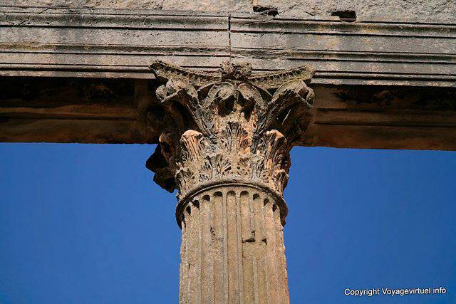 Dougga, détail de l'architecture d'une colonne du Capitole - Tunisie