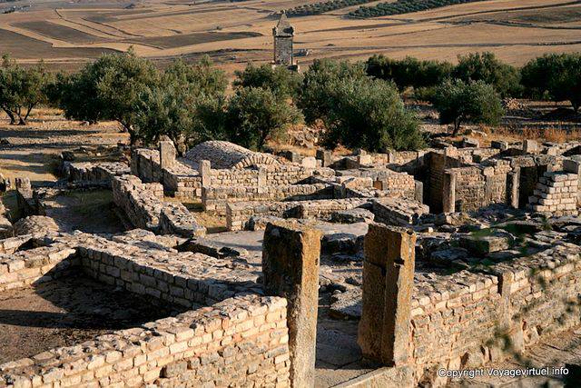 Dougga, citernes et thermes devant le mausolée libyco-punique - Tunisie