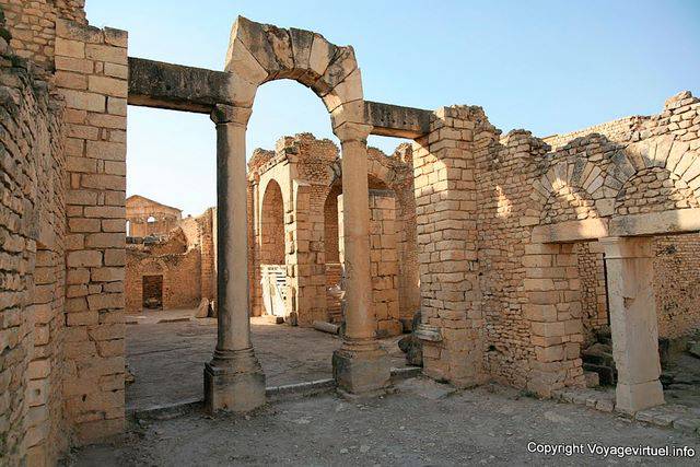 Dougga, dans Les Thermes Antoniniens - Tunisie