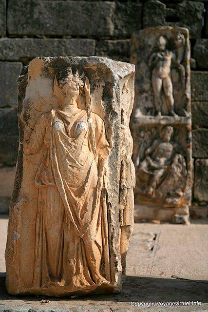 Dougga, sculpture représentant une femme drapée - Tunisie