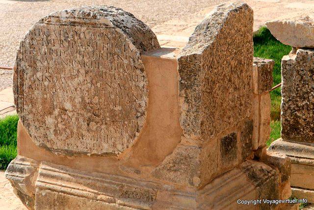 Dougga, détail en latin sur le Forum - Tunisie