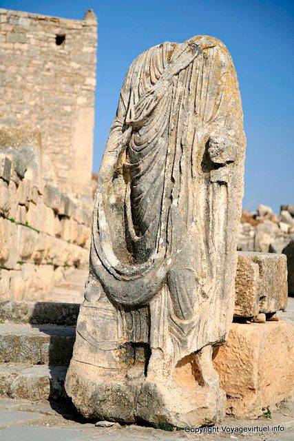 Dougga, statue d'empereur sans tête, togatus sur la place de la rose des vents - Tunisie