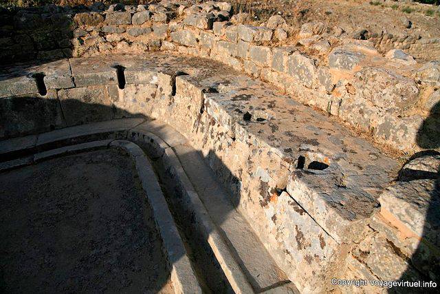 Dougga, les latrines des thermes du Cyclope - Tunisie