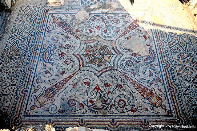 Dougga, mosaïque rouge et bleue d'une grande richesse décorative - Tunisie