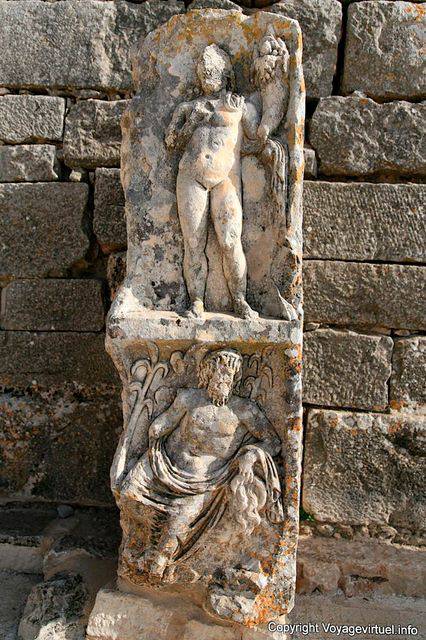 Dougga, sculpture sur la place de la Rose des Vents - Tunisie