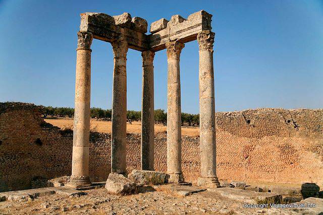 Dougga, Temple de Junon Caelestis, le mur de l'enceinte sacrée (temenos) et des colonnes - Tunisie