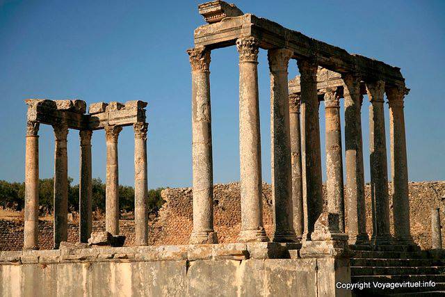 Dougga, Temple de Junon Caelestis, gros plan sur les colonnades - Tunisie