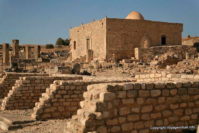 Dougga, petite mosquée construite sur les soubassements du Temple de Fortuna - Tunisie