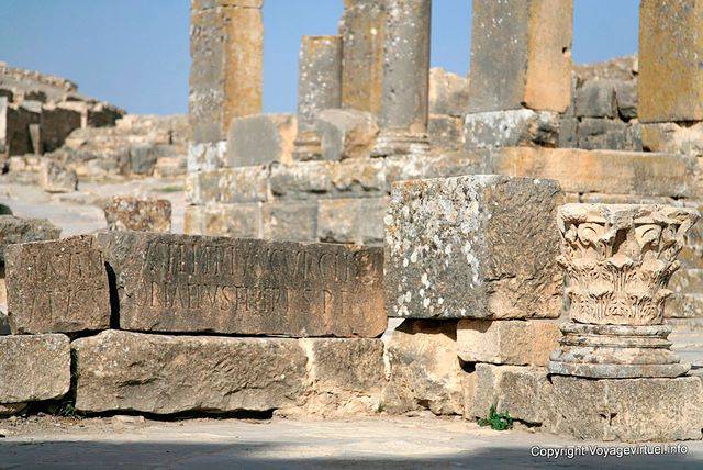 Dougga, inscription au pied du Temple de la Piété Auguste - Tunisie