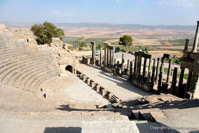 Dougga, panorama sur le théâtre depuis les gradins - Tunisie