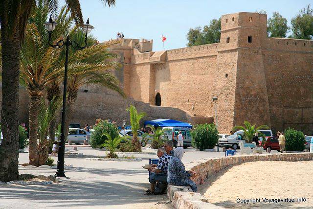 Hammamet, attente dans le parc devant les remparts du ribat - Tunisie