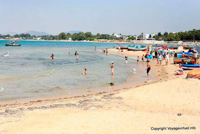 Hammamet, baignade sur la plage publique - Tunisie