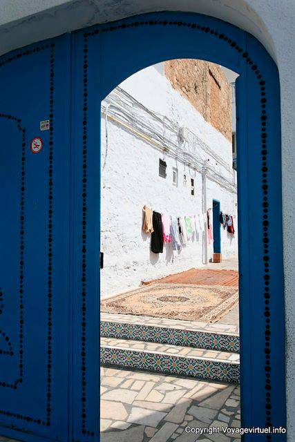 Hammamet, linge qui sèche et tapis derrière la porte de la maison - Tunisie