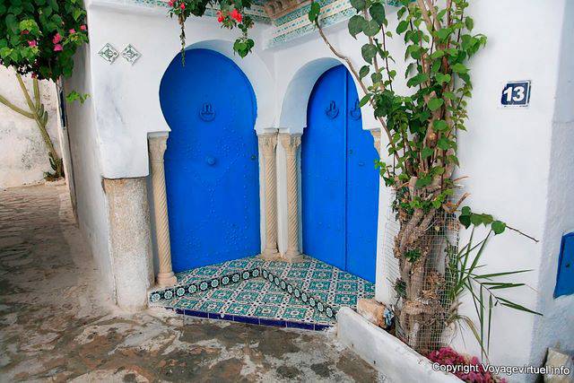 Hammamet, double porte en bleu, médina - Tunisie