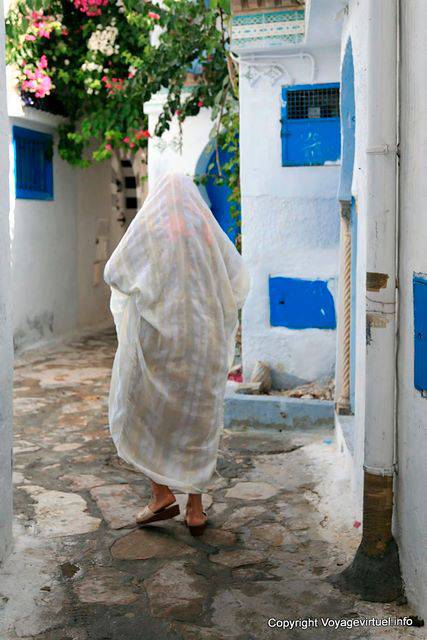 Hammamet, une femme de dos dans la médina - Tunisie