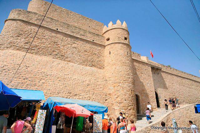 Une tour et les escaliers de le Kasbah ou Ribat de Hammamet - Tunisie