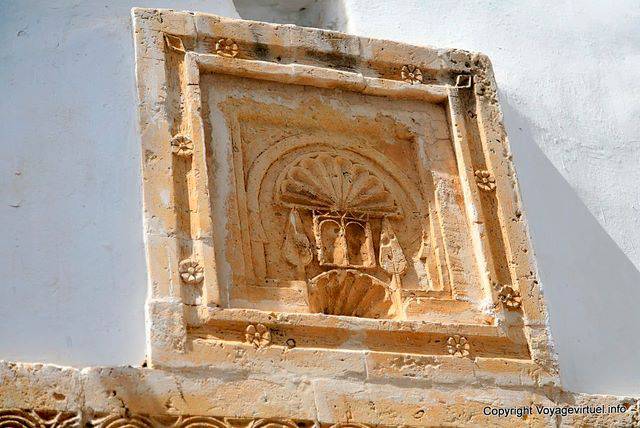 Hammamet, sculpture sur le dessus d'une porte, détail - Tunisie