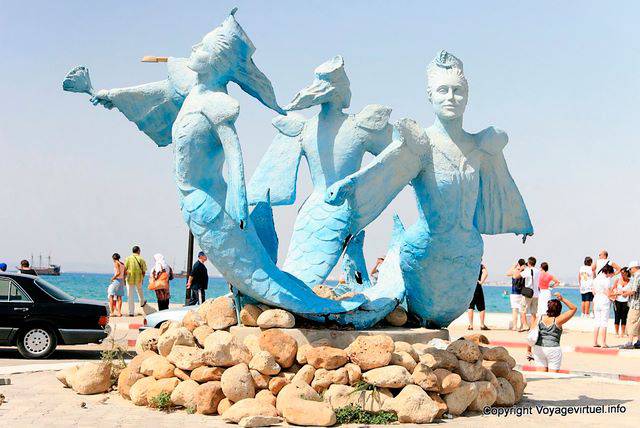 Hammamet, statuaire kitch de trois sirènes - Tunisie
