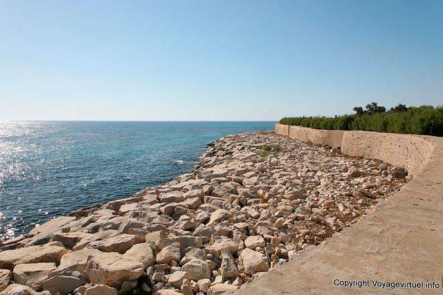 Kerkouane, la muraille de la cité en bordure de la mer Méditerranée - Tunisie