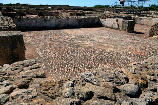 Kerkouane, mosaïque d'éclats de marbre blanc pour un sol en opus signinum - Tunisie