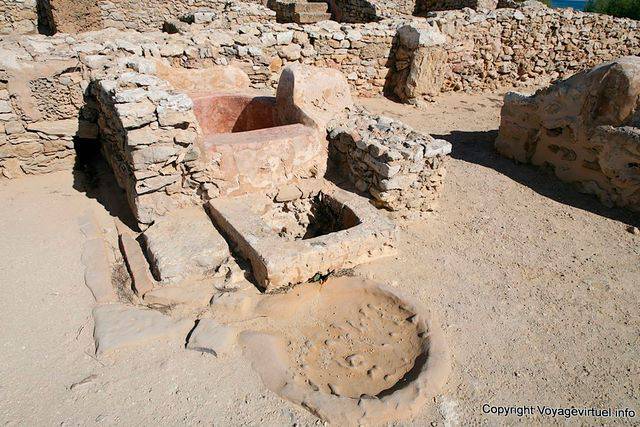 Kerkouane, nécessaire de toilette, salle de bains complète près du vestibule d'entrée - Tunisie