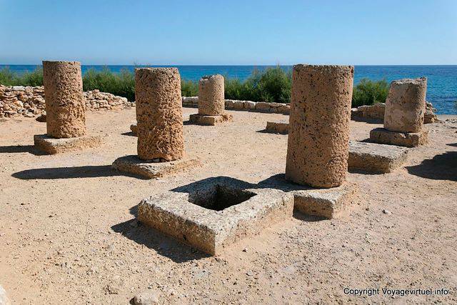 Kerkouane, restes des colonnes du sanctuaire - Tunisie