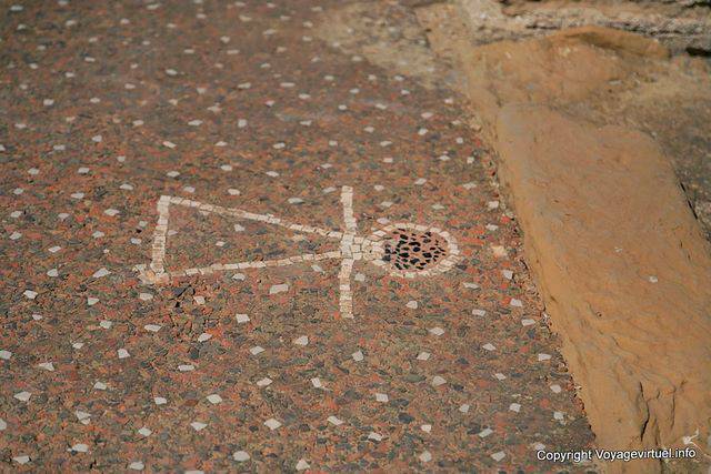 Kerkouane, représentation du signe de Tanit sur le sol en opus signinum - Tunisie