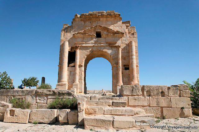 Maktar, au pied de l'Arc de Trajan à l'entrée du Forum - Tunisie