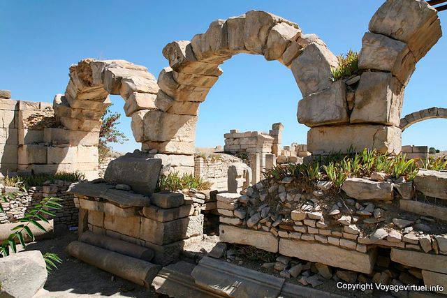Maktar, basilique, arcades tenant comme par magie - Tunisie