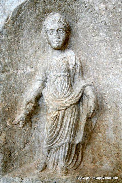 Maktar, détail d'une stèle, femme de pierre - Tunisie