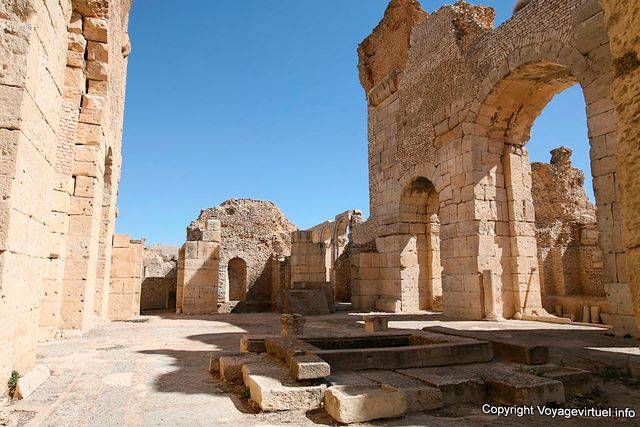Hauts murs (12 m) des Grands Thermes de Makthar - Tunisie