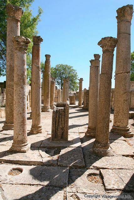Colonnes de la Schola Juvenes, bâtiment de la la dynastie des Sévères, Makthar - Tunisie