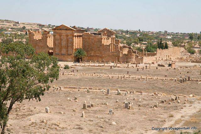 Sbeïtla, vue arrière des Temples du Capitole - Tunisie