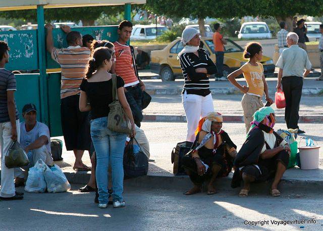 Avenue des Martyrs, Sfax, attente de l'autobus - Tunisie