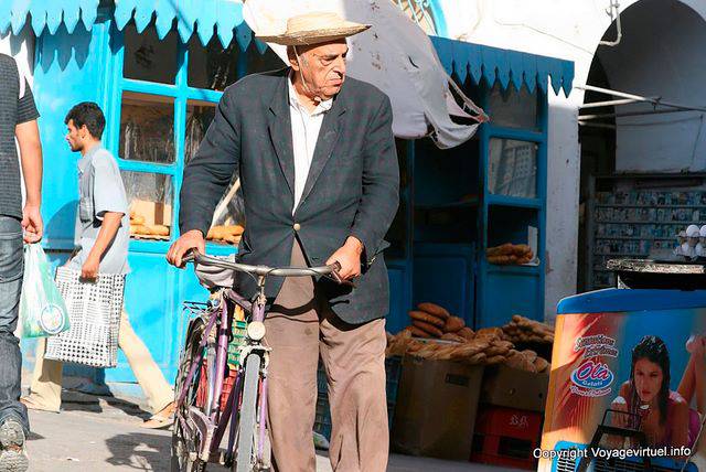  Homme à bicyclette, rue des Forgerons, Sfax - Tunisie