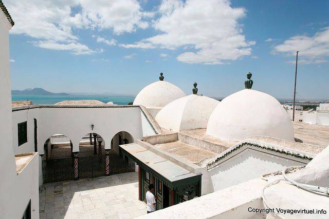 Sidi Bou Said, mosquée Zaouia Shan, cour intérieure - Tunisie
