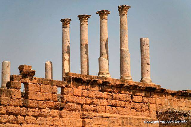 Thuburbo Majus, Capitole, colonnes en surimpression - Tunisie