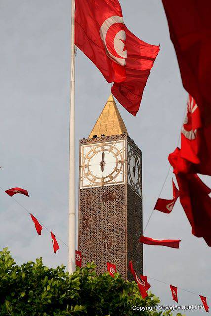 Drapeau tunisien et horloge, Tunis - Tunisie
