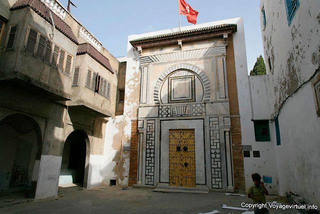 Tunis, médina, cour à deux Vitesses - Tunisie