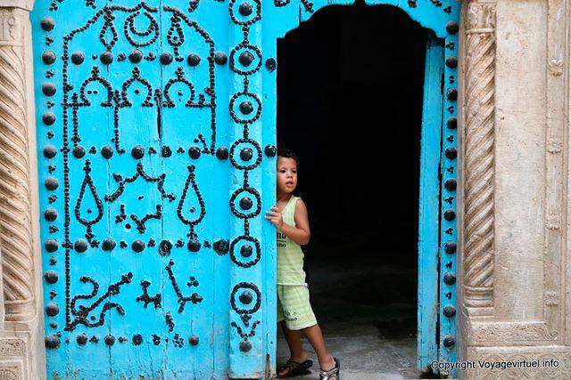 Tunis, médina, enfant à la porte - Tunisie